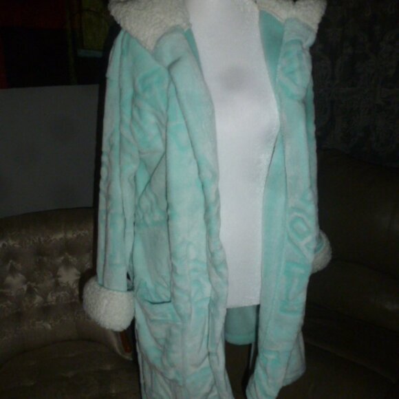 PINK Victoria’s Secret Plush Robe – Light Blue w/ Pink Prints – XS - Picture 7 of 14